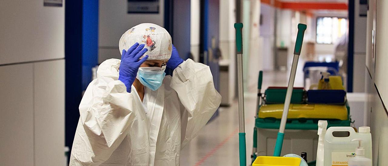 Una limpiadora de la planta F de Medicina Interna, planta Covid de Can Misses.