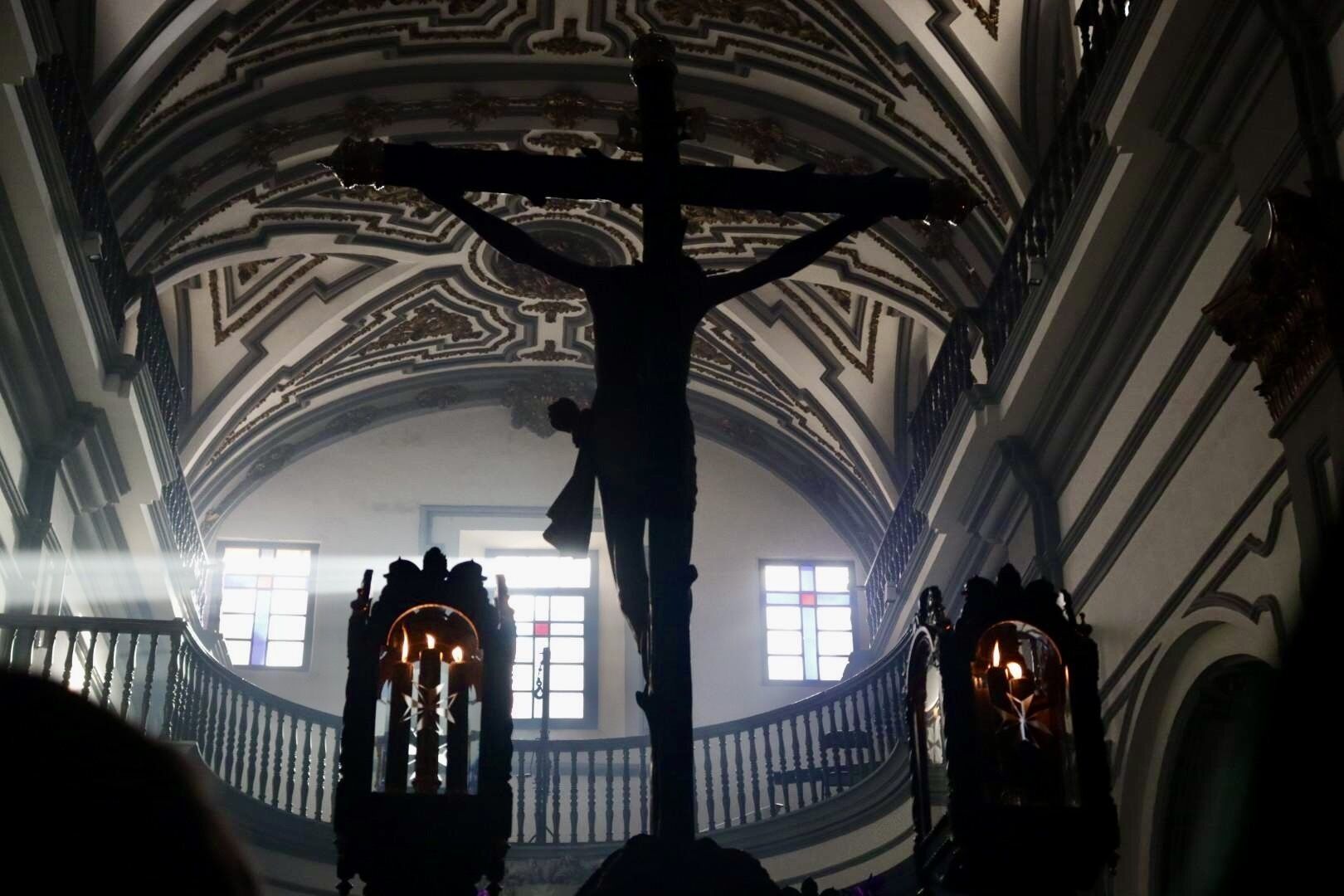 Salida de la procesión de la Vera+Cruz, de las Reales Cofradías Fusionadas, el Jueves Santo de 2025