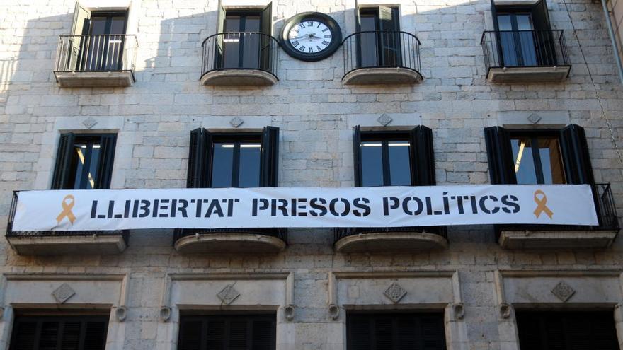 La pancarta a la façana de l&#039;Ajuntament de Girona.