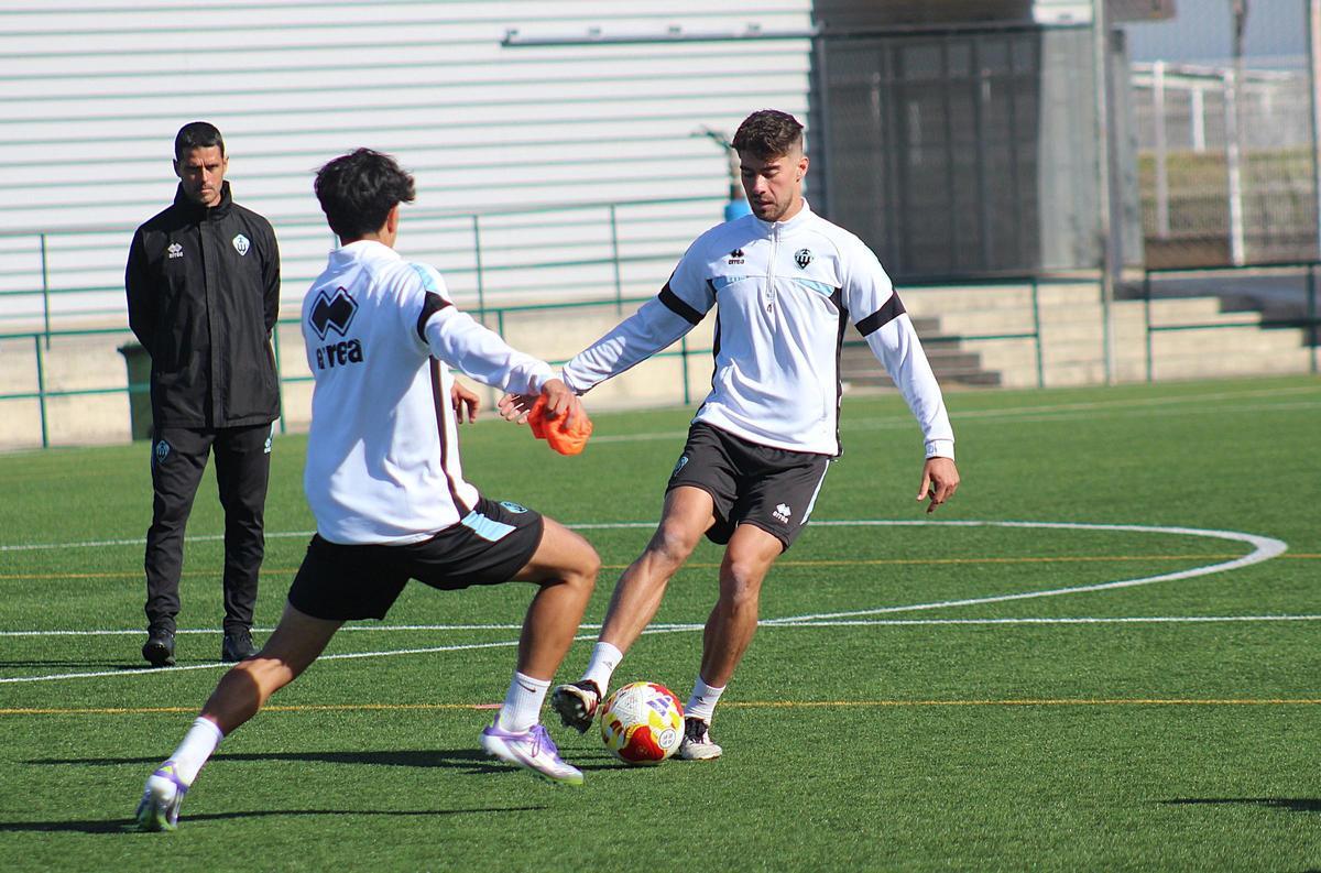 Óscar López observa a David Sellés, disponible para el Torrent-Castellón B.