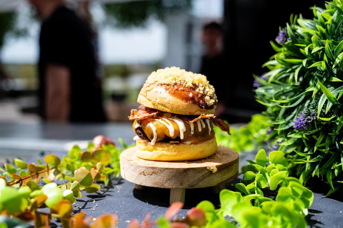 Galería | Así fue el evento de hamburguesas y tartas de queso en el parque Padre Pacífico de Cáceres