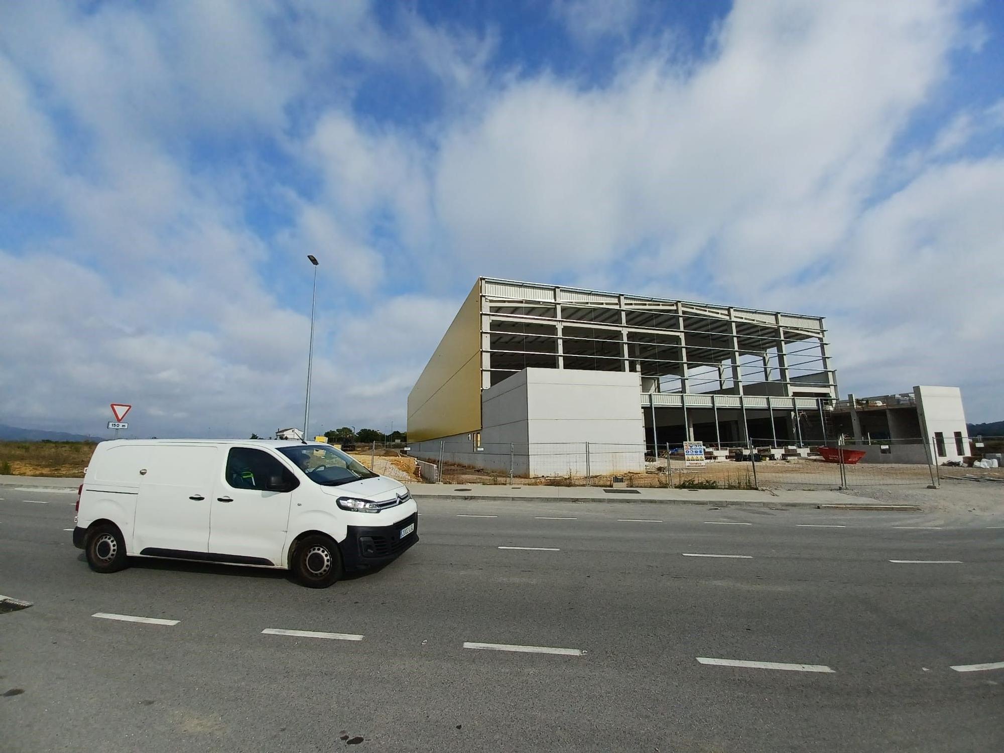 Así se eleva ya la estructura para la gran nave de frío de Alimerka en Bobes, de 19 metros de altura