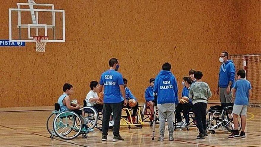 Equipos del club &#039;saliner&#039; practican el baloncesto en silla de ruedas, en una imagen de archivo.