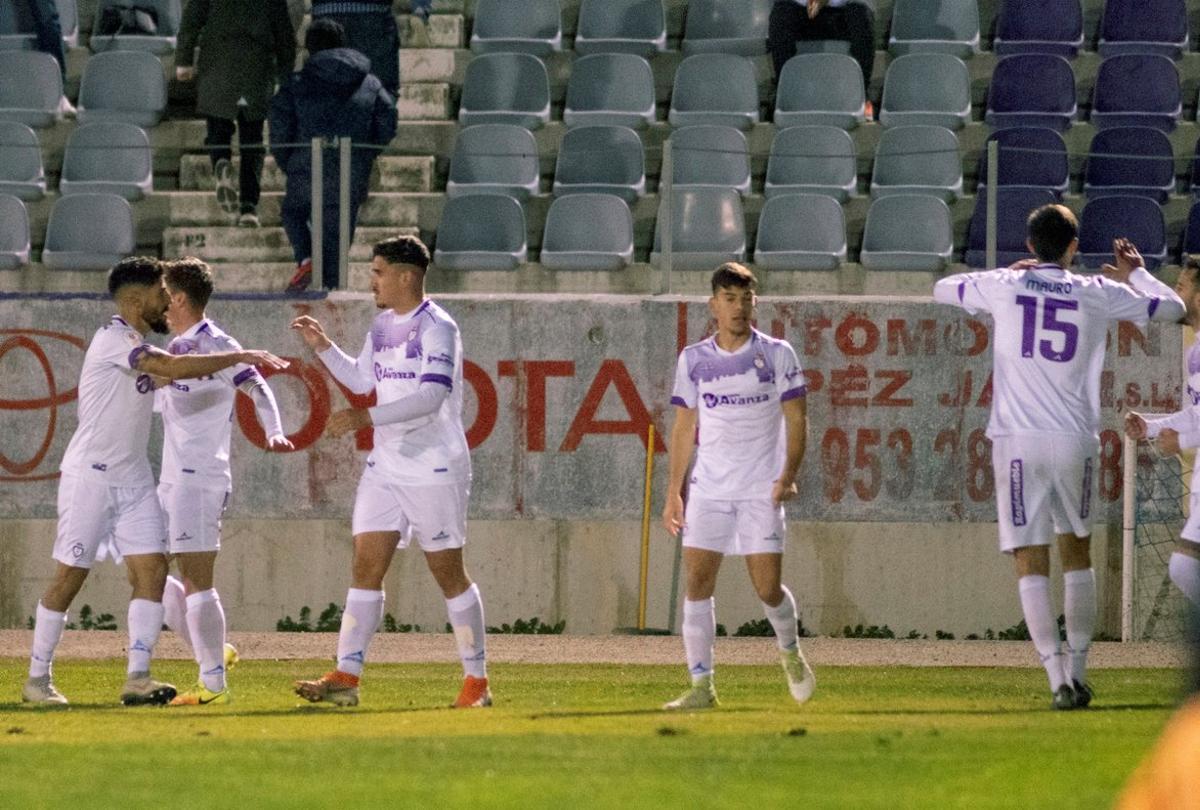 GRAF1014. JAÉN, 17/12/2019.- Los jugadores del Real Jaén muestran su alegría tras vencer al Alavés por 3-1 en el partido de Copa del Rey disputado hoy en el Nuevo Estadio de la Victoria. El Real Jaén, de Tercera División, dio la primera sorpresa del nuevo formato de la Copa del Rey al eliminar en una tarde-noche mágica al Alavés, de Primera División. EFE/José Manuel Pedrosa