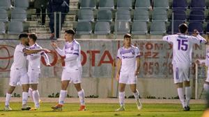 GRAF1014. JAÉN, 17/12/2019.- Los jugadores del Real Jaén muestran su alegría tras vencer al Alavés por 3-1 en el partido de Copa del Rey disputado hoy en el Nuevo Estadio de la Victoria. El Real Jaén, de Tercera División, dio la primera sorpresa del nuevo formato de la Copa del Rey al eliminar en una tarde-noche mágica al Alavés, de Primera División. EFE/José Manuel Pedrosa