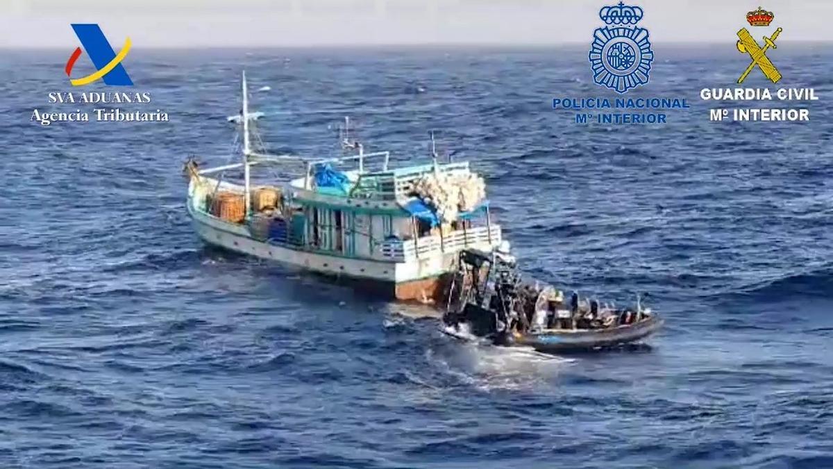 Imagen de la operación llevada a cabo por Policía Nacional y Guardia Civil en alta mar.