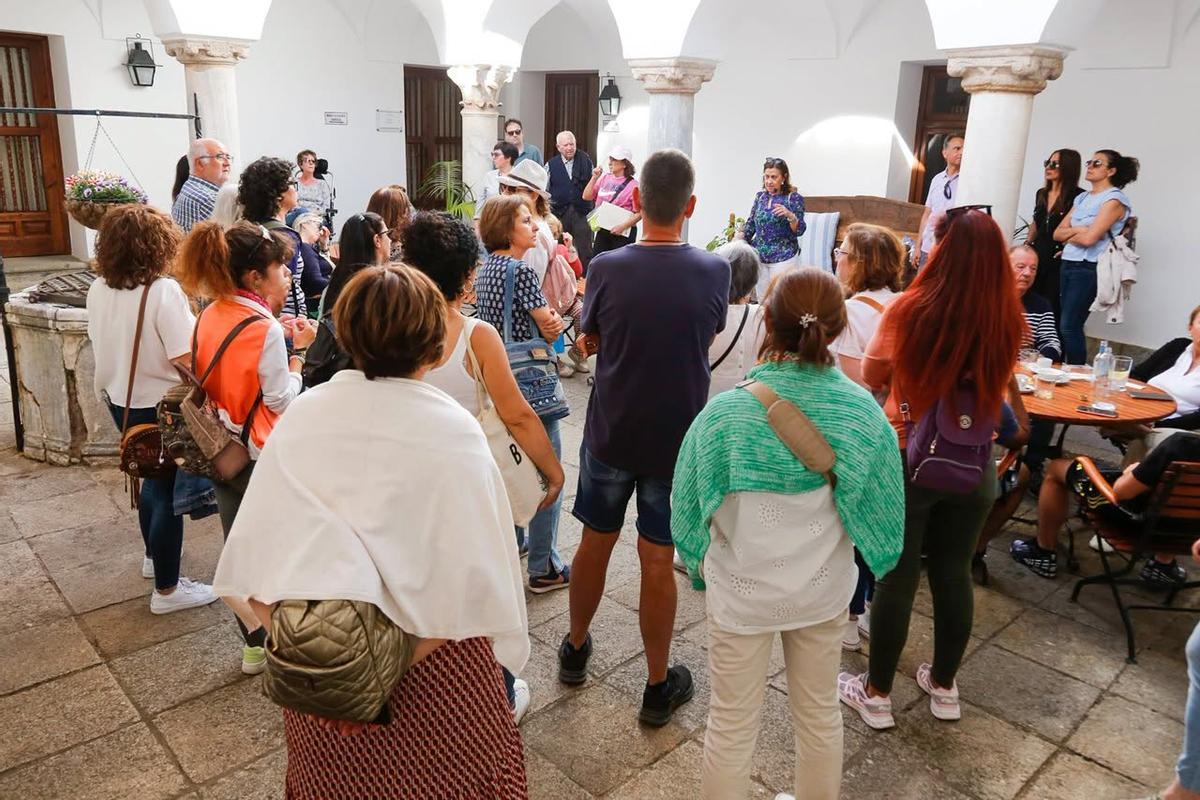 Un grupo de visitantes durante una de las visitas guiadas celebradas en una edición anterior de Las Noches del Patrimonio en Mérida.