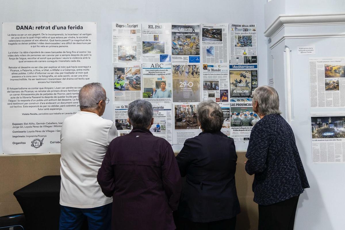 A la entrada de la exposición, portadas de periódicos sobre la dana