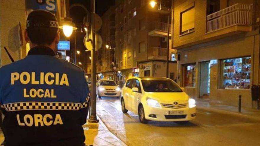 Un agente de la Policía Local de Lorca, de espaldas.