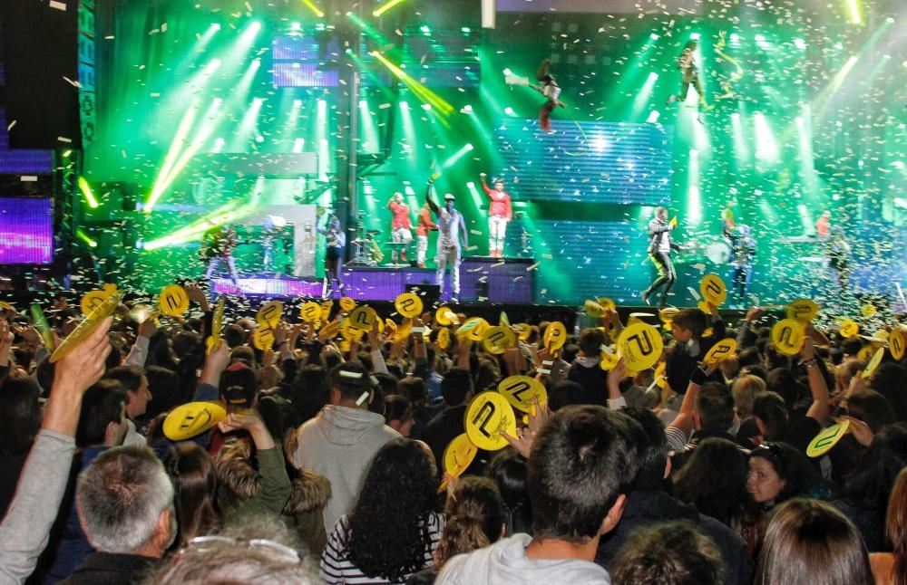 Miles de personas se entregan al espectáculo organizado por la Orquesta Panorama durante las fiestas de San Xosé Obreiro de Marínsta Panorama en Marín!