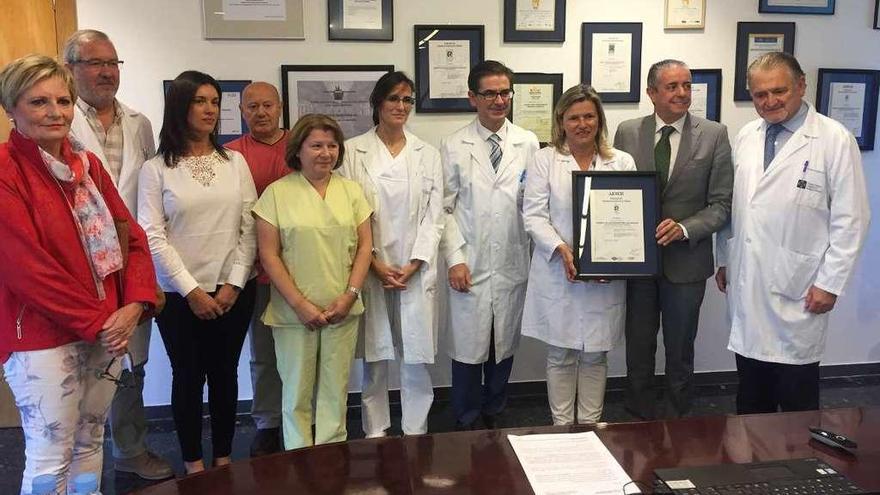 Martín Pita entregó el certificado a Eloína Núñez en presencia de miembros de la unidad.