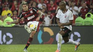 Pedro y Fernandinho en un partido entre el Flamengo y el Ath. Paranaense