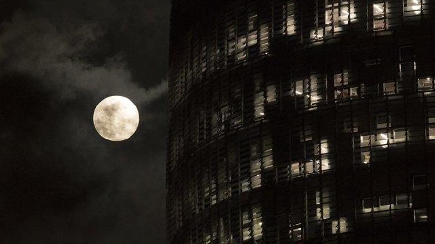 La tercera y mayor superluna de este año se verá desde el confinamiento