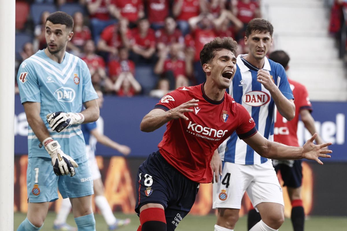 PAMPLONA, 18/05/2025.- El centrocampista del Osasuna Lucas Torró se lamenta de una ocasión fallada durante el partido de LaLiga entre el Osasuna y el Espanyol, este domingo en el estadio de El Sadar, en Pamplona. EFE/ Jesús Diges