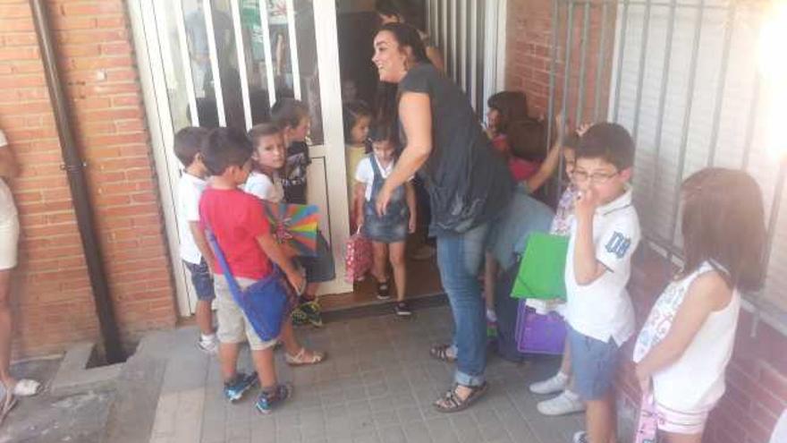 Alumnos de la escuela de música de Cangas del Narcea, ayer, a la entrada del centro.
