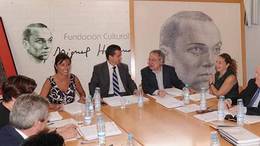 Reunión del patronato del Centenario, con la alcaldesa, el secretario autonómico de Cultura y el presidente de la Fundación Miguel Hernández.