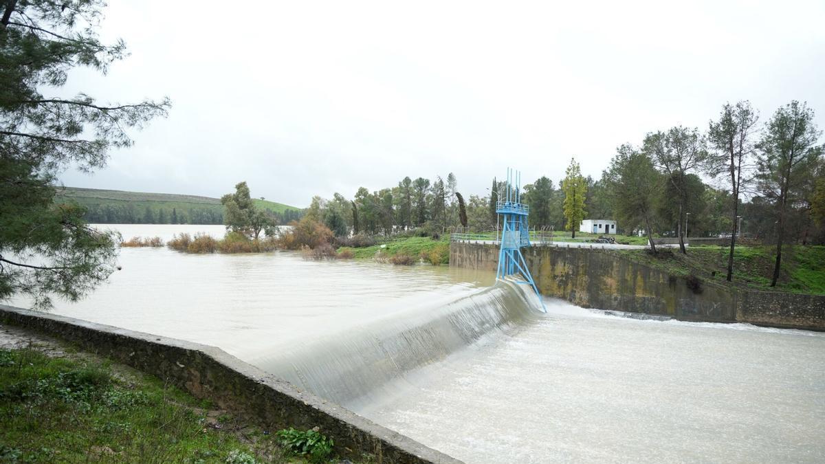 Imagen del aliviadero del embalse Torre del Aguila en la provincia de Sevilla.