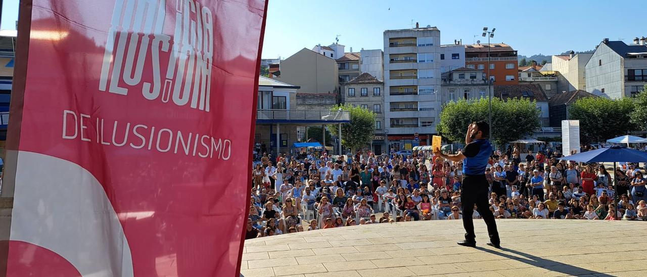 El mago Noel en su actuación en el palco del paseo de Moaña.