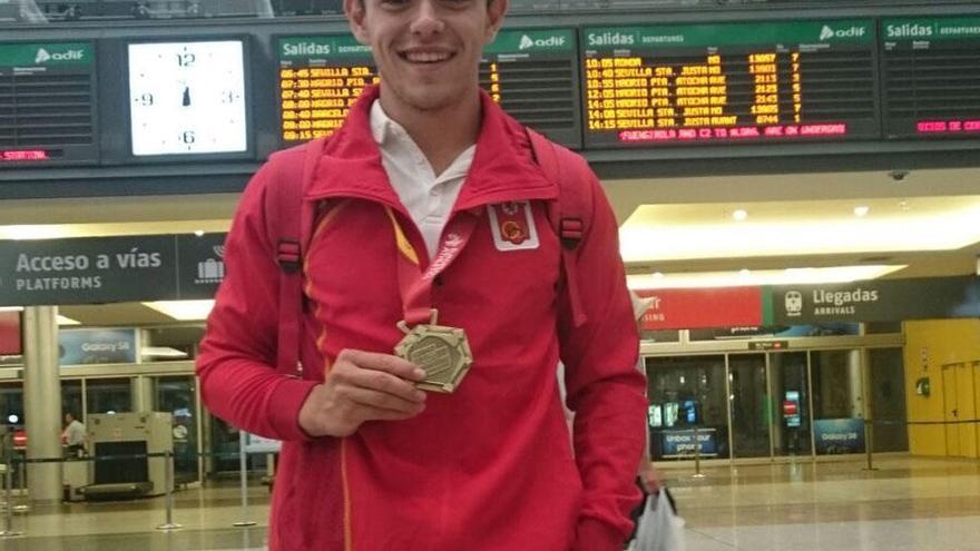 Javi Troyano ya está en Málaga con su bronce