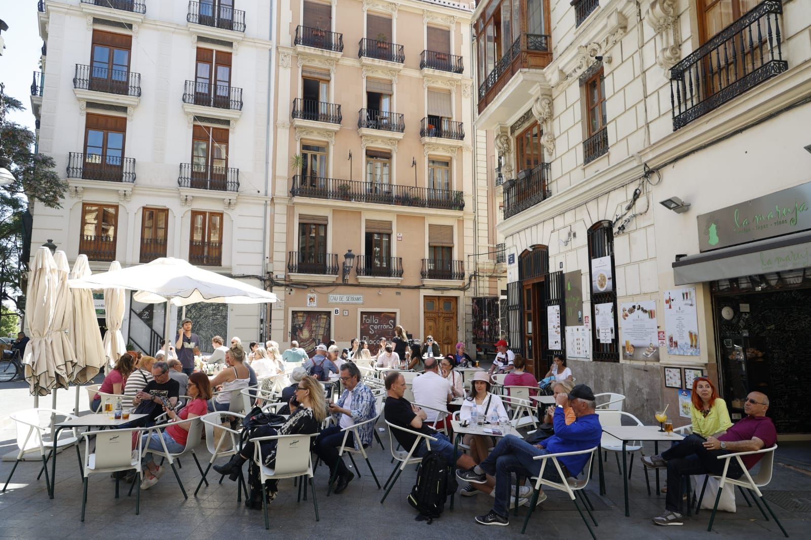 Calles llenas de turistas para disfrutar del clima primaveral en València