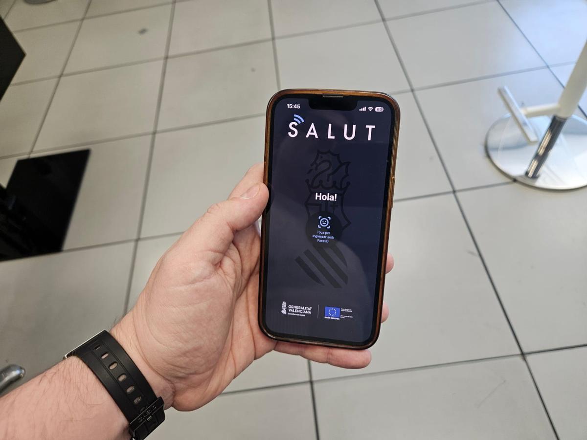 Un usuario intentando entrar en la app GVA+ Salut.