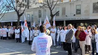 Los médicos de Alicante salen a las puertas de los hospitales para reclamar mejores condiciones laborales