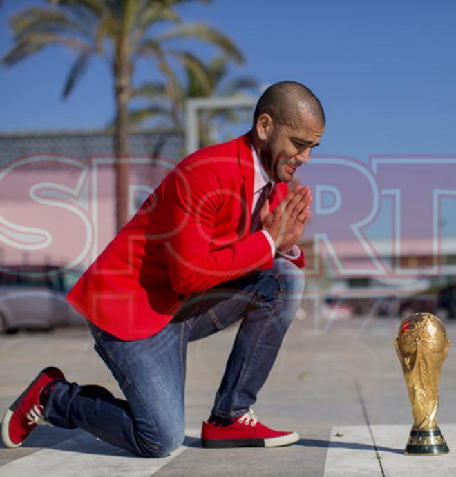 Así se lo pasó Dani Alves con la Copa del Mundo