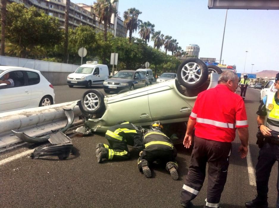 Dos vuelcos bloquean la Avenida Marítima