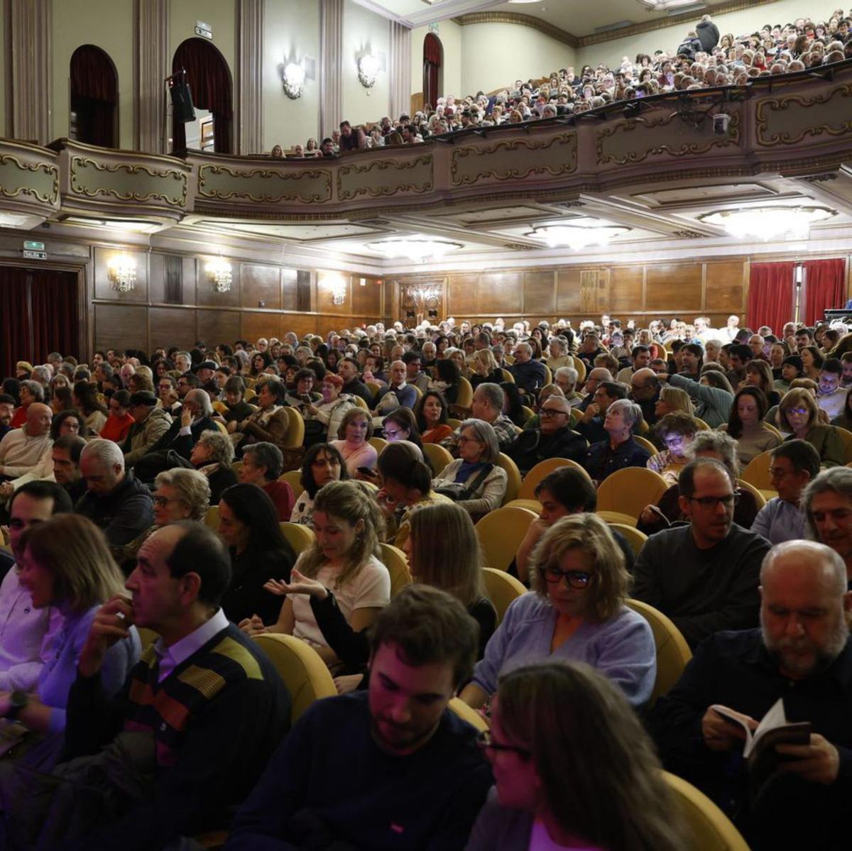 Vista general del público de la actuación, en el Jovellanos.  | ÁNGEL GONZÁLEZ