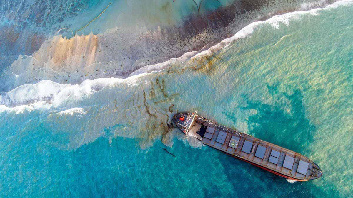 Se parte en dos el carguero que vertió petróleo en aguas de Mauricio