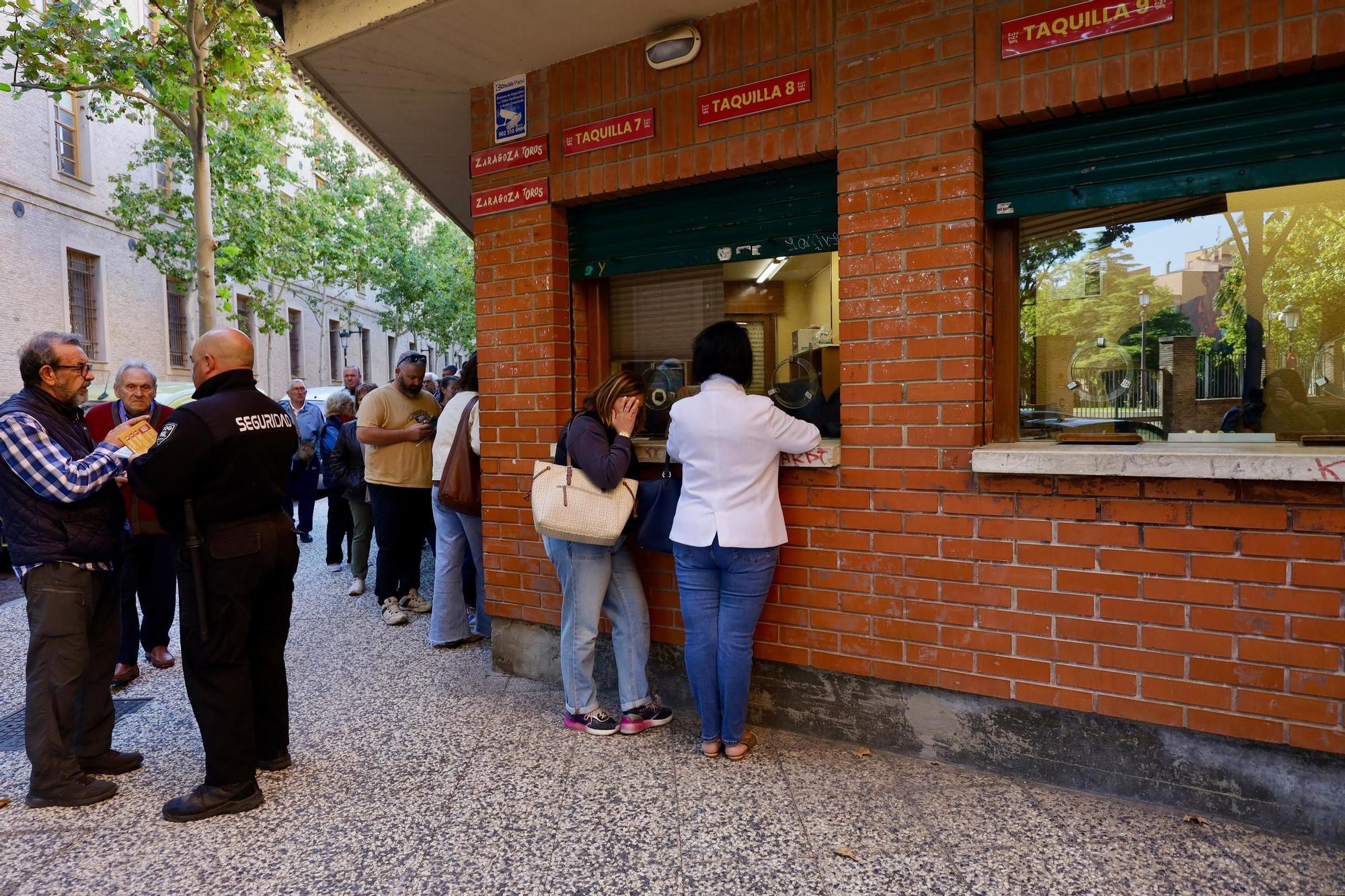 Largas filas para los abonos de la Feria taurina del Pilar