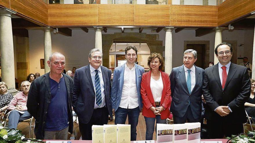 Por la derecha, Pelayo García, José Luis García Delgado, la concejala Montserrat López, Alejandro Garmón, Manuel Montero y Xuan Bello, ayer.