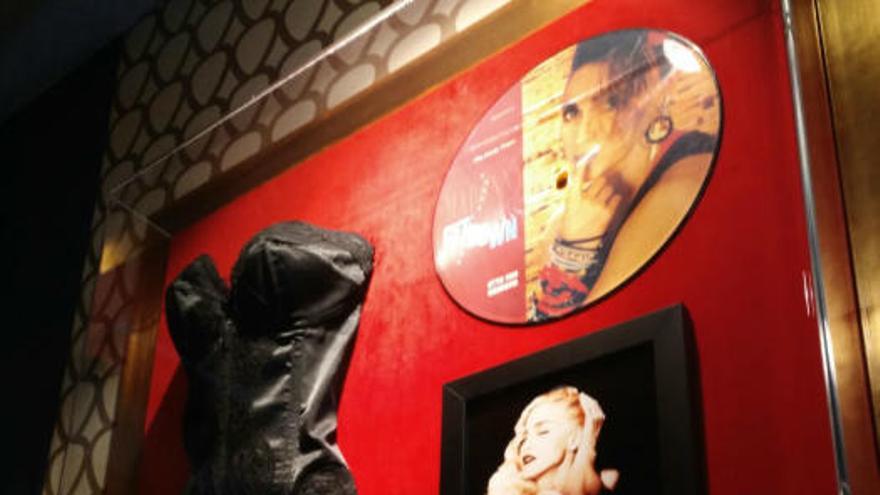 Hard Rock presenta su local de València con recuerdos de Bono, Jackson o Madonna