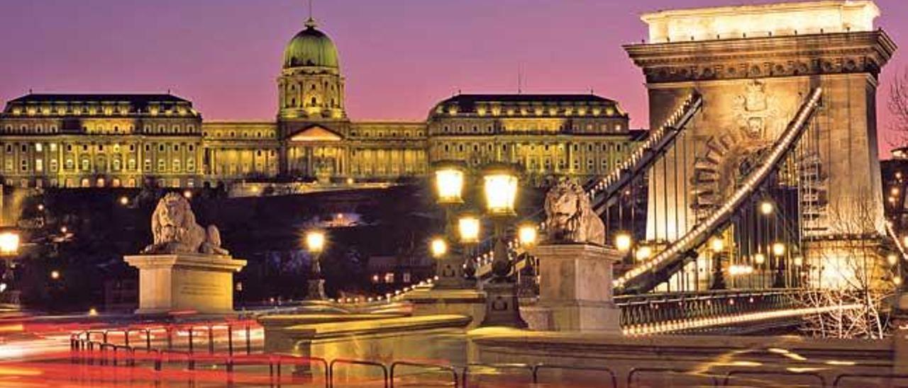 El Palacio Real de Budapest visto desde el puente de la capital húngara.