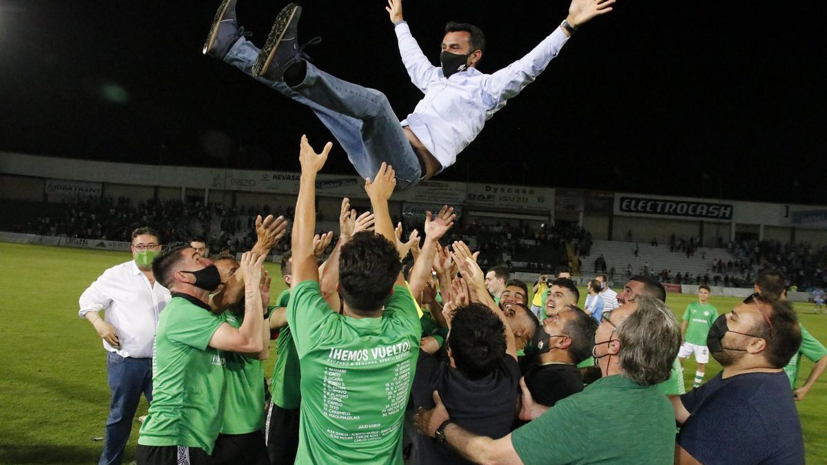 Los jugadores del Cacereño mantean al presidente del club, Carlos Ordóñez.