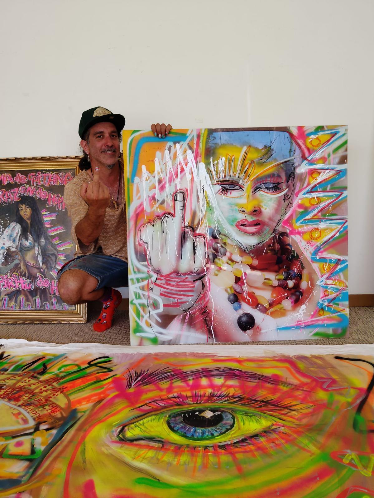 Boke, con una de las obras que expone en el Club Diario de Ibiza