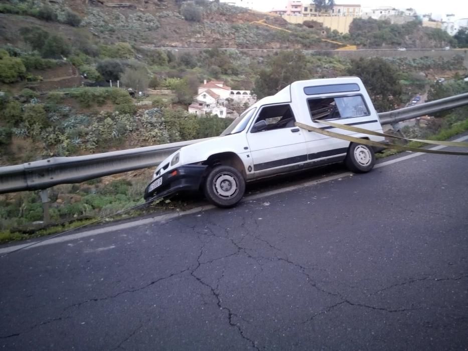 El quitamiedos salva a un coche de caer al barranco de San Miguel en la GC-41