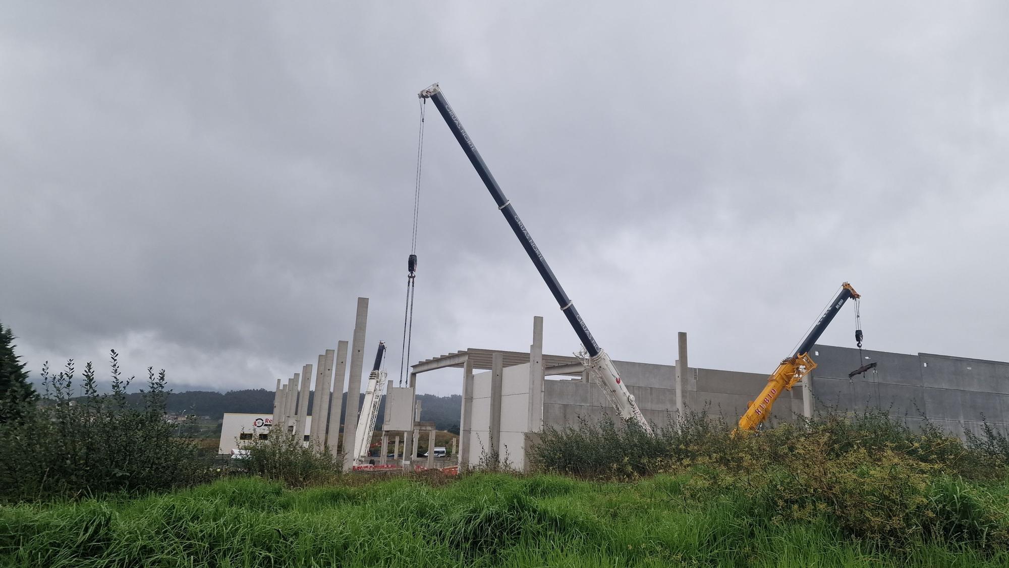 Obras de construcción de la megaplanta de Conservas Cerqueira, en el polígono industrial de Té (Rianxo).