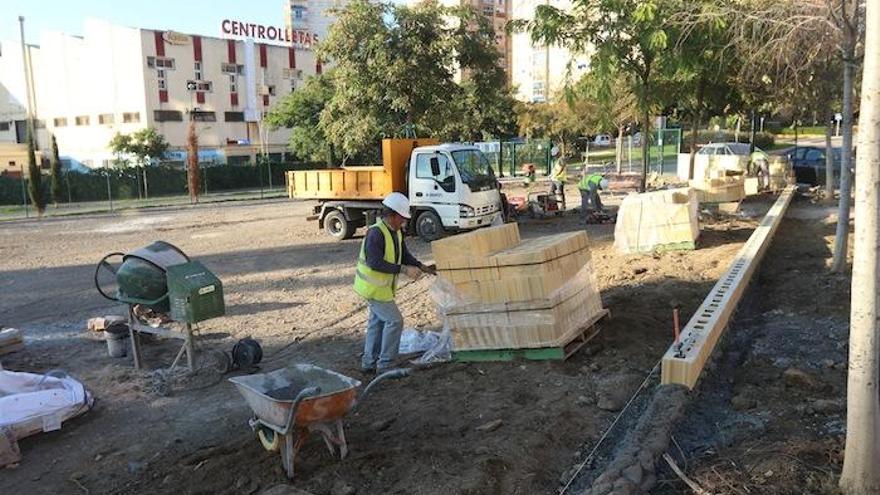 Obras en el parque canino junto al Cementerio de San Miguel, ayer.