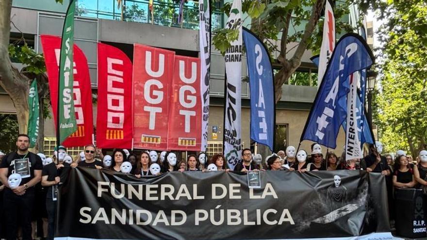 Los sindicatos escenifican la muerte de la sanidad pública a las puertas de la Conselleria