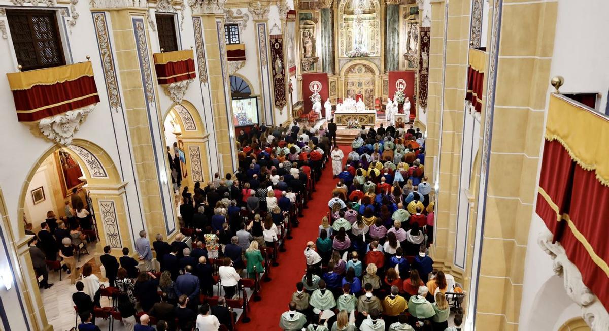 El templo de Los Jerónimos acogió ayer los actos y distinciones de la festividad de San Antonio. | JUAN CARLOS CAVAL