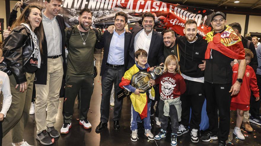 Recibimiento en la estación de tren de Alicante al equipo de Ilia Topuria, campeón de la UFC