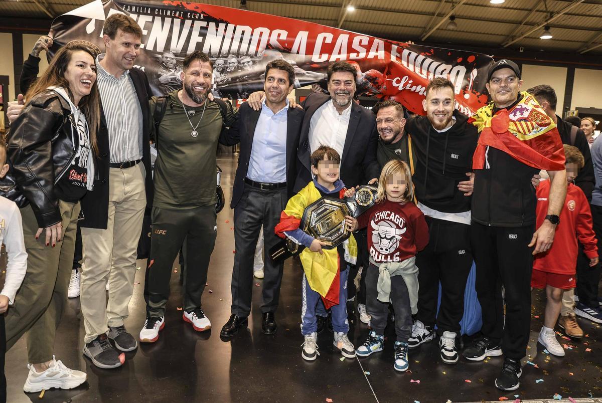 Recibimiento en la estación de tren de Alicante al equipo de Ilia Topuria, campeón de la UFC.