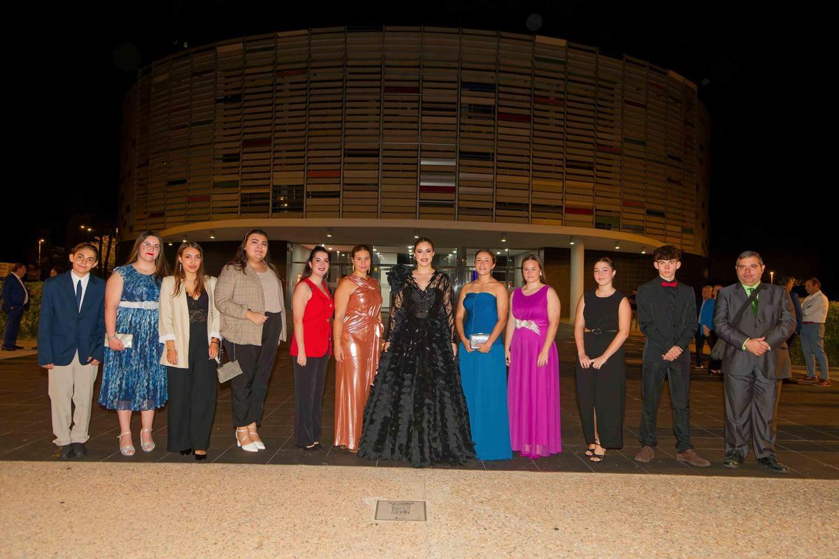 Tania, amb la seua comissió major, abans de la presentació de El Toll.