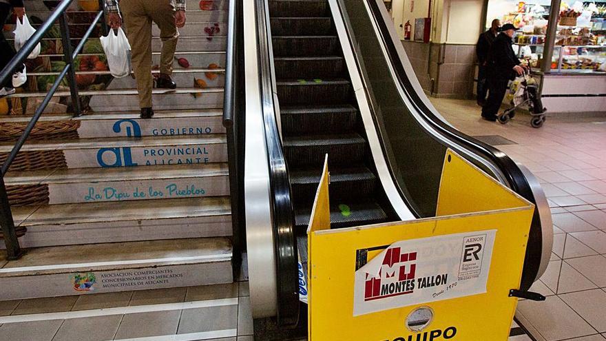 Una escalera mecánica del Mercado Central que lleva meses inutilizada