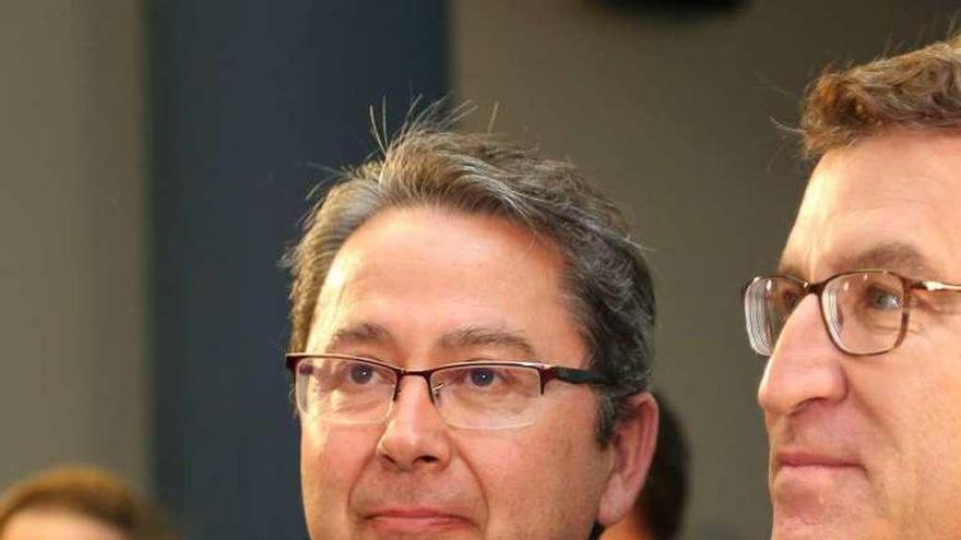 Miguel Pérez, arropado por el presidente Nuñez Feijóo. // Muñiz