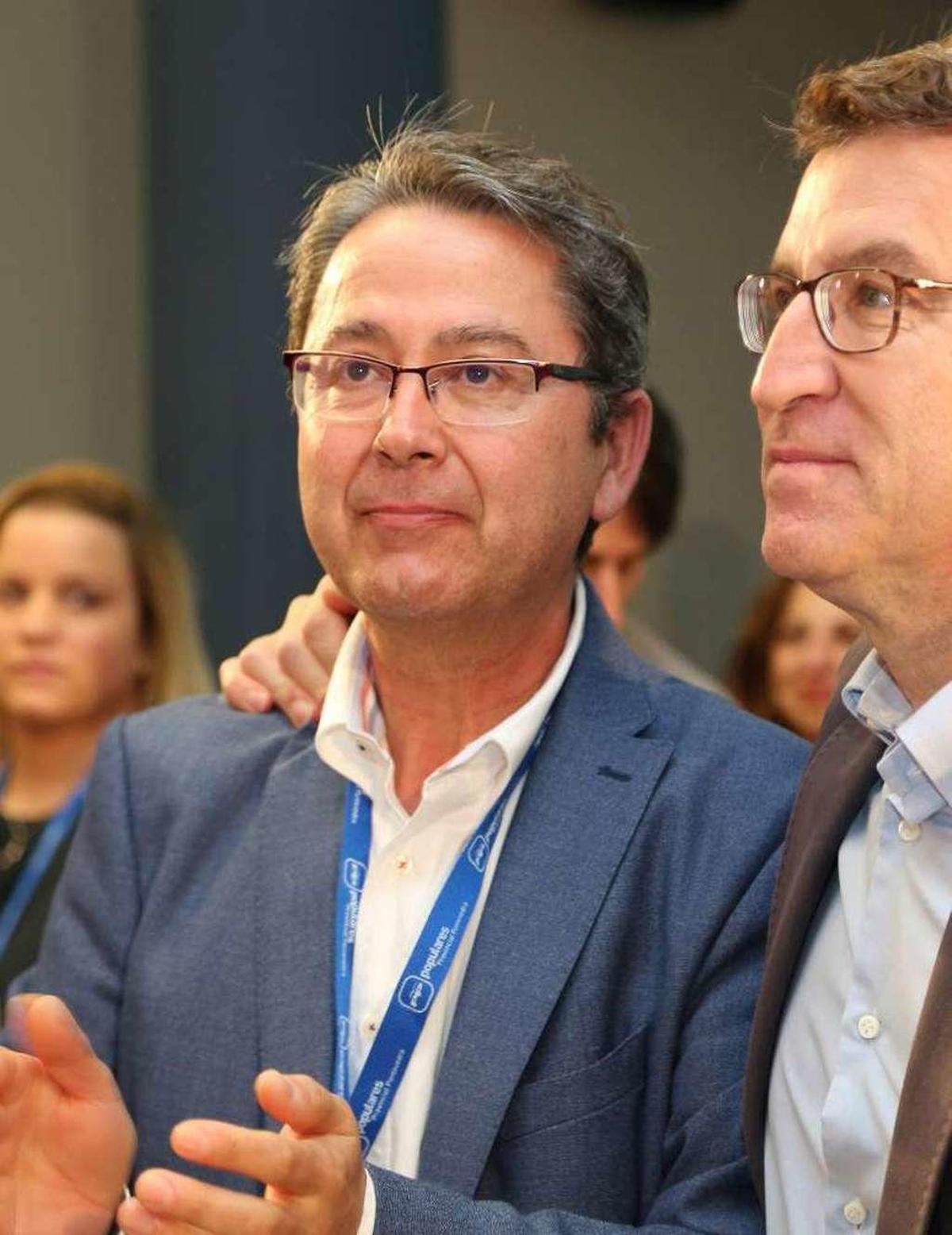 Miguel Pérez, arropado por el presidente Nuñez Feijóo. // Muñiz