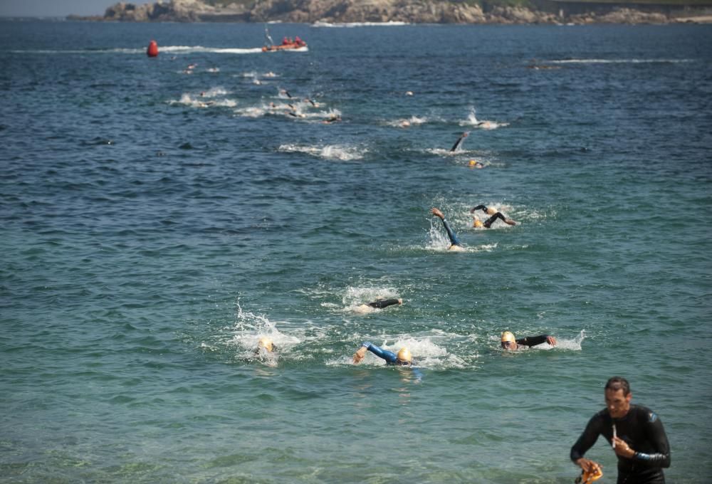 Más de 300 deportistas en el X Triatlón de Riazor