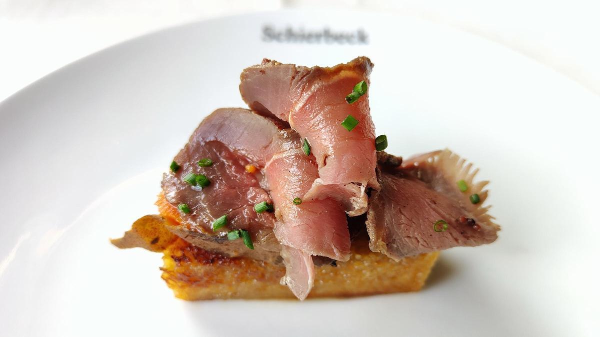 El 'brioche' con jabalí y raíces de Schierbeck.