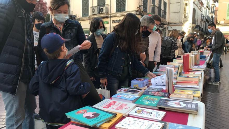 Sant Jordi arranca en Palma animado y con buen ritmo de ventas